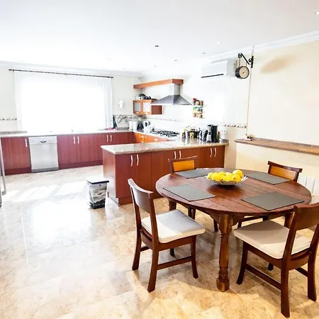 Holiday home Refugio Spacious Pool Bbq Office